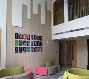 【江阴】江苏江阴市一建协和双语幼儿园树脂板的安装营造舒适、温馨的育人环境