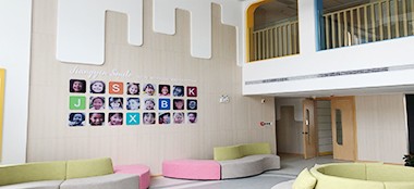 幼儿园活动室树脂墙裙：色彩鲜艳吸引孩子，防撞抗菌双保障