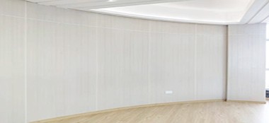 仿木纹树脂贴墙板还原自然木质纹理，颜值与实用性兼具