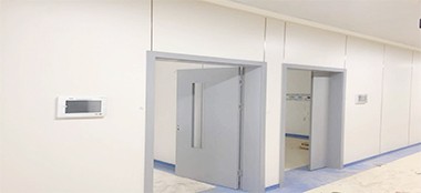 医院建筑墙体装修选择医用墙面树脂板的优势