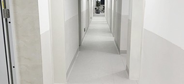 树脂防撞洁菌板应用于医院的走廊