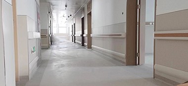 医院走廊墙面刚需！抗菌树脂板墙裙提升空间整洁度